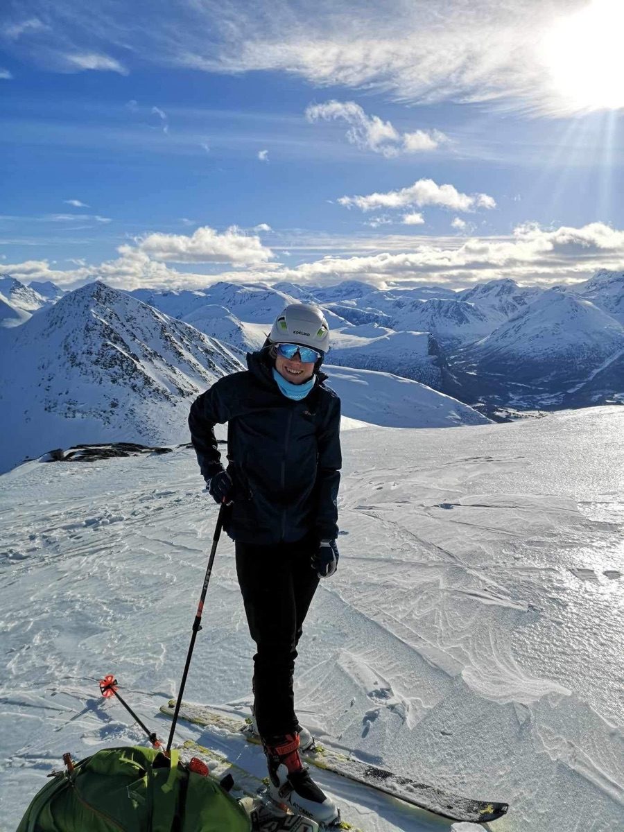 Sara på ski i fjellet