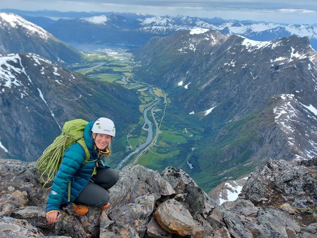 Sara på fjelltur med utsikt over dalen