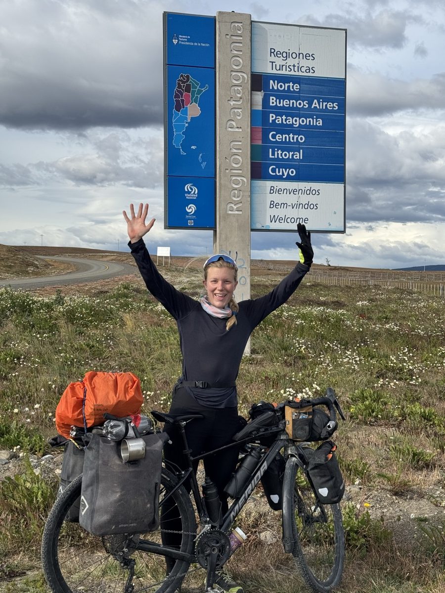 Sara på sykkeltur ved et fjellpass