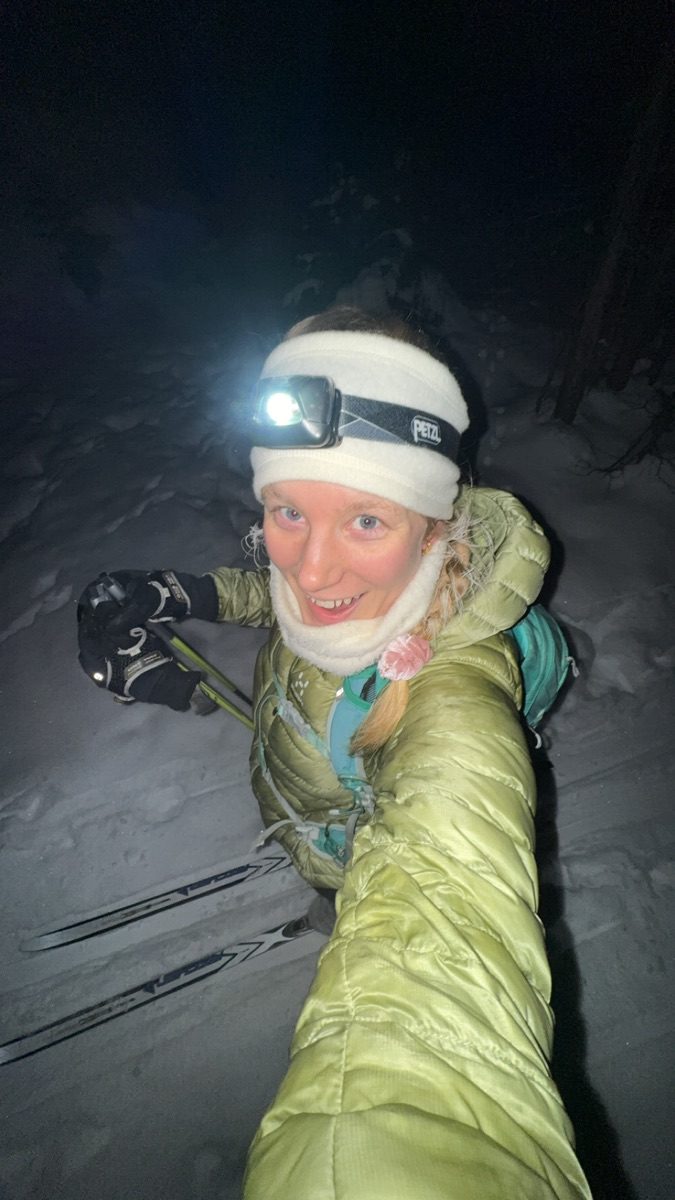 Sara på tur med hodelykt